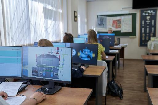 Студенты проходят обучение по интерактивный программе Учебного центра ТЭКА Студенты проходят обучение по интерактивный программе Учебного центра ТЭКА